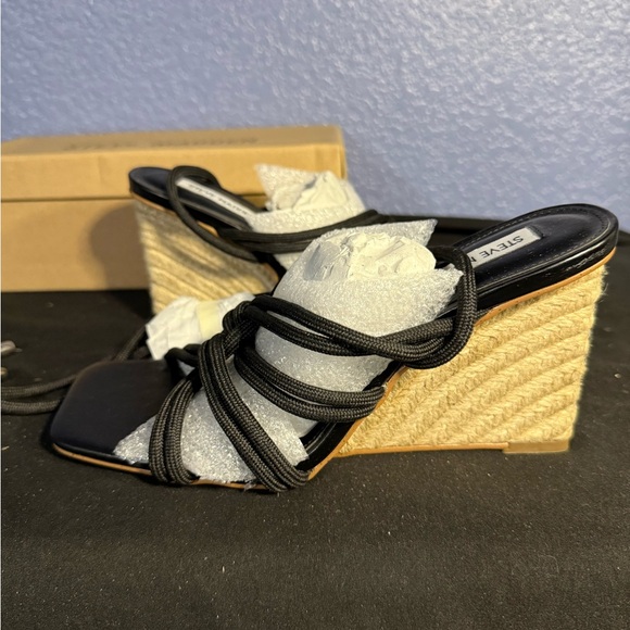 Steve Madden Idolized Wedge - Picture 3 of 8